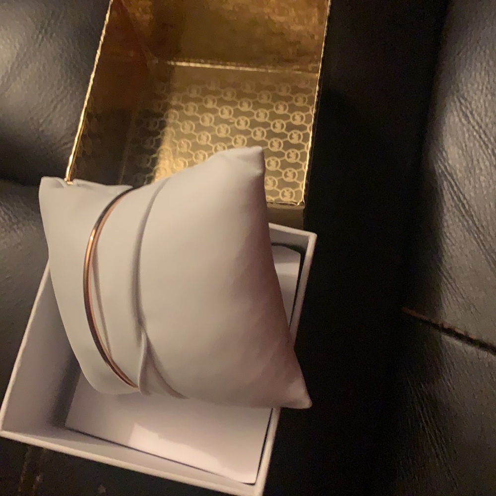 NWT Michael Kors Oval Rose Gold SS Bangle Monogram Bracelet new in box - Picture 4 of 5